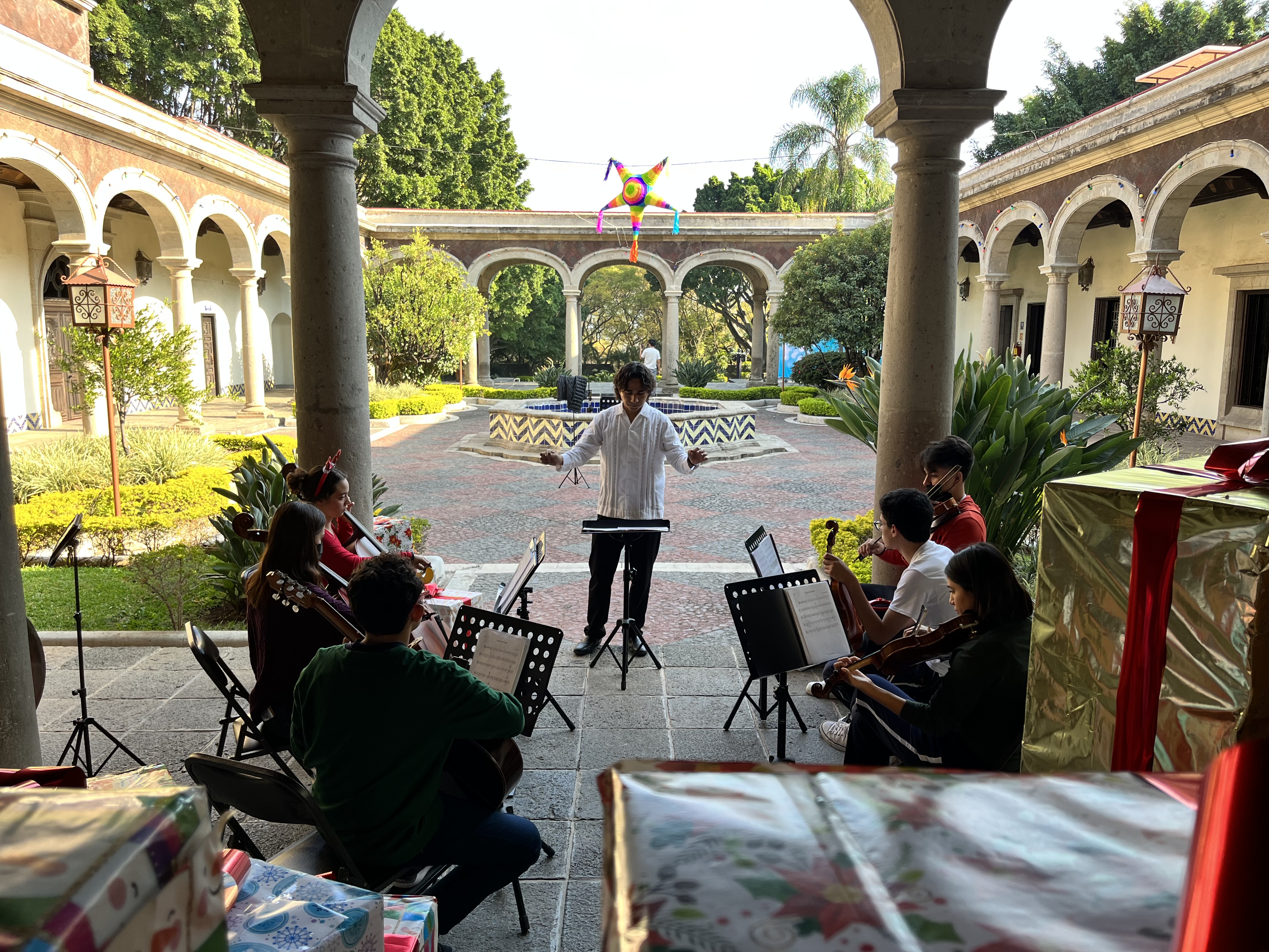 Director de orquesta de camerata dirigiendo